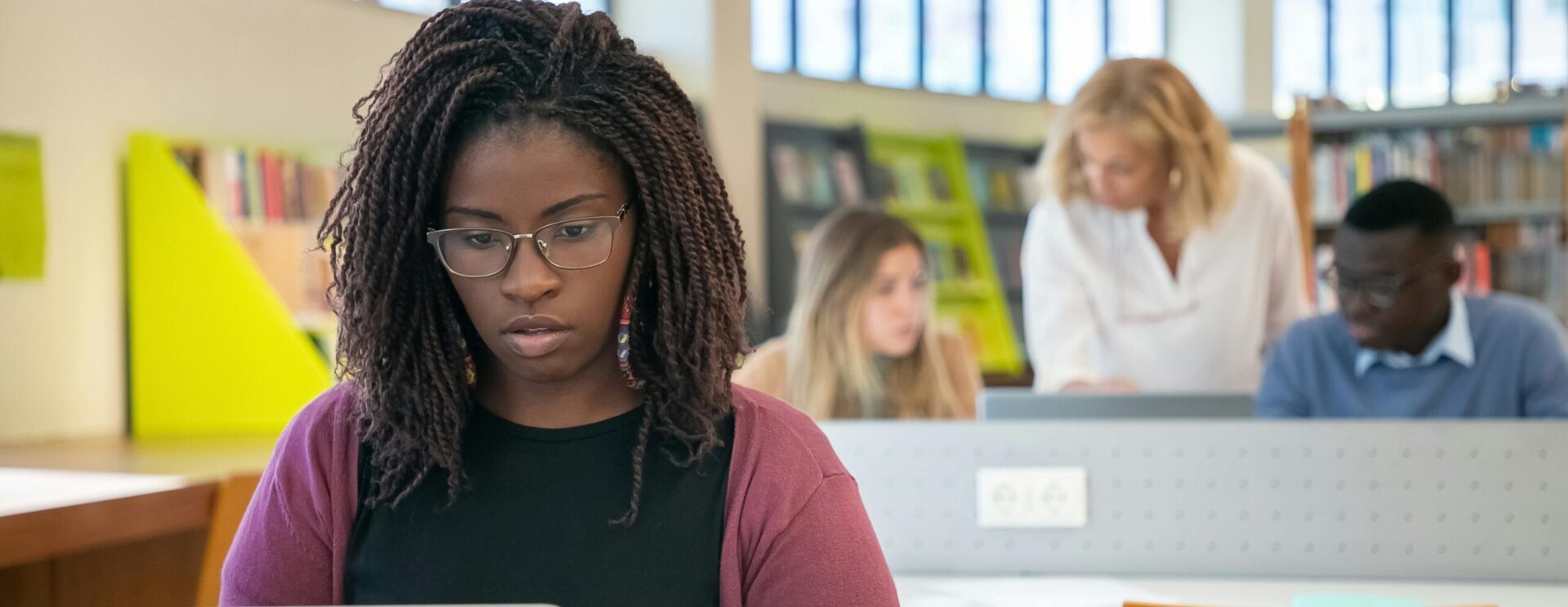 Étudiants travaillant en bibliothèque
