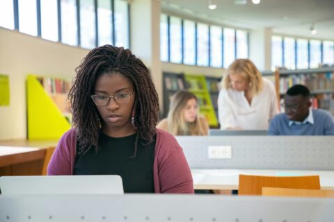 Étudiants travaillant en bibliothèque